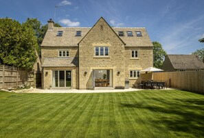 Immaculate rear garden