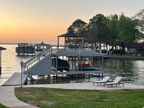 Relax lakeside any time if the day! 