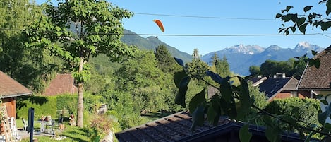 Vue de la terrasse au 1er (atterrissage des parapentes à 300m de l'appartement)