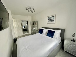 Master bedroom - king size bed 