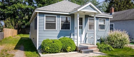 Cozy updated year-round cottage!
