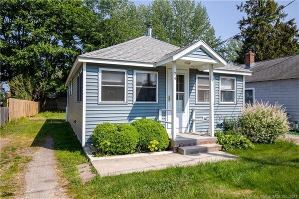 Cozy updated year-round cottage!
