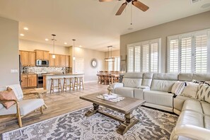 Living Room | Free WiFi | Central A/C & Heating | Smart TV w/ Cable