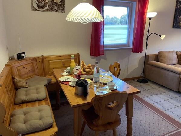 Tabelle, Couch, Möbel, Bilderrahmen, Fenster, Gebäude, Interior Design, Holz, Beleuchtung, Lampe