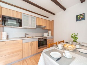 Cabinetry, Mobilia, Proprietà, Controsoffitto, Bianca, Dishware, Tavola, Cucina, Costruzione, Legna