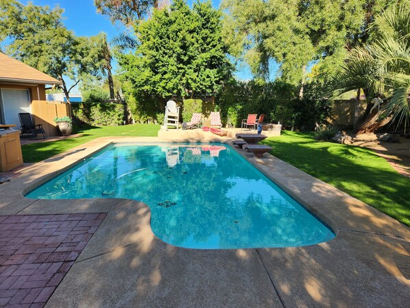 4 to 6 to 4 feet pool.
    can be heated upon request  at additional cost