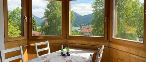 Wohnzimmer-Erker mit schönster Aussicht zu den Bergen u. Schliersee