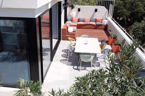 Rooftop apartment deisgn for entertaining family & friends 