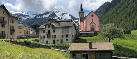 The Trient House and the Pink Church (l'église de Trient, constructed in 1888)