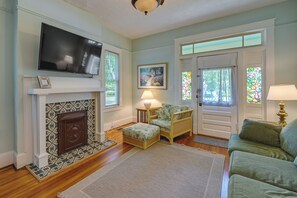 Living Room | Central A/C & Heat | Free WiFi | Smart TV