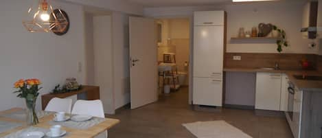 Ferienwohnung im Zentrum von Bad Endorf, 40 qm Erdgeschoss, 1 separates Schlafzimmer-Eingang mit Küche und Essplatz