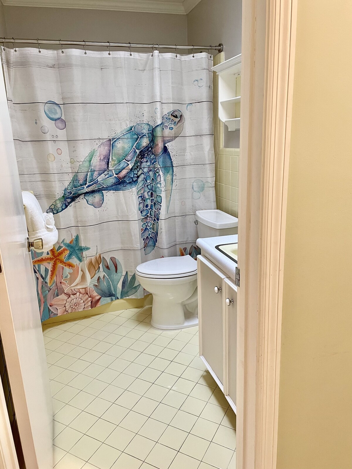 3 Bed 2 bath house sleeps 14, mins from beach and pier.