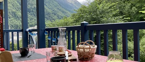 Grande terrasse couverte de 9m2 exposée sud avec vue montagnes, village, cascade