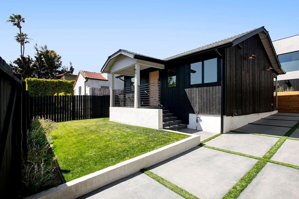 Lush and Serene! This beautifully maintained backyard is perfect for relaxation!