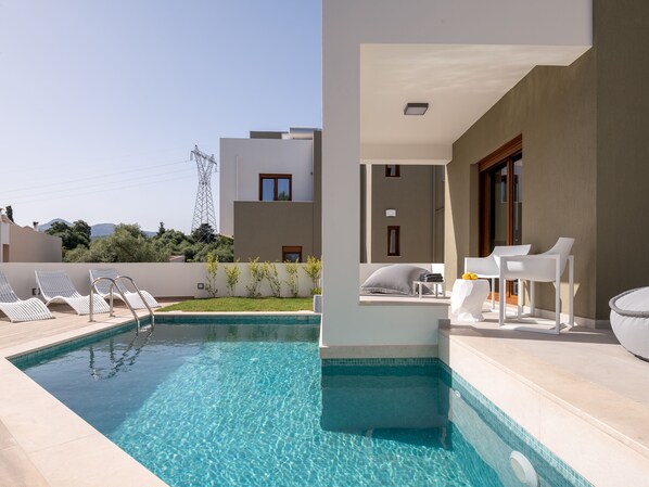 Pool surrounding that stimulate the senses.