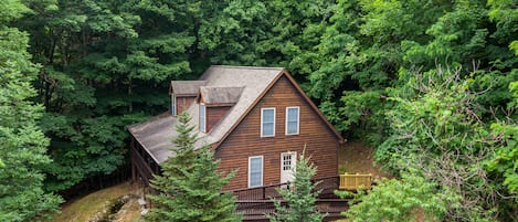 Adventure Awaits at this cozy 3-bedroom cabin perched atop Seven Devils in just over 3,800 feet in elevation!