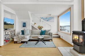 Living room with TV and games
