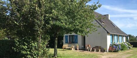 La maison et son cerisier.
 Plus loin les hortensias.