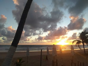 Vista da varanda da casa, de frente para o mar de taipu e ao lado das piscinas