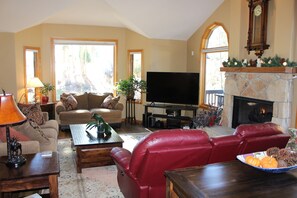 Living room, vaulted ceilings, gas fireplace, leather recliners, sofa, love seat