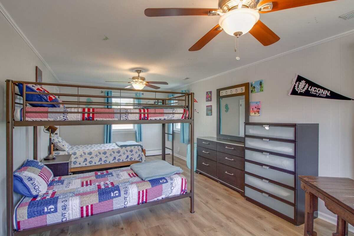 4 Bedroom 5 minute Walk to the Beach! Beautiful Willoughby Beach Home!