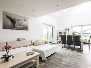 Planta, Propiedad, Mueble, Sofá, Comodidad, Mesa, Diseño De Interiores, Ventana, Sala, Planta De Casa