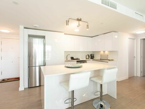 Cabinetry, Eigentum, Countertop, Gebäude, Küche, Interior Design, Holz, Tabelle, Haushaltsgerät, Flooring