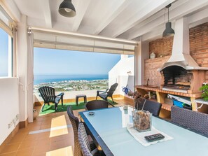 Tabelle, Möbel, Eigentum, Pflanze, Himmel, Stuhl, Azurblau, Gebäude, Interior Design, Fenster