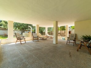 Pflanze, Möbel, Stuhl, Schatten, Holz, Interior Design, Gebäude, Flooring, Veranda, Gras