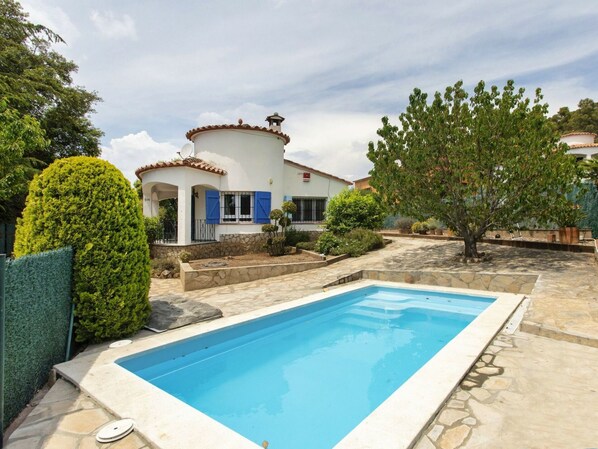 Nuage, L'Eau, Plante, Propriété, Ciel, Bleu Azur, Piscine, Arbre, Bâtiment, Ombre