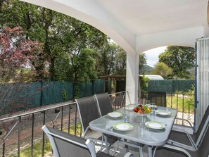 Tabelle, Pflanze, Möbel, Stuhl, Tisch Im Freien, Schatten, Baum, Gartenmöbel, Gebäude, Geschirr