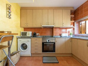 Cabinetry, Countertop, Eigentum, Küchengerät, Herd, Küche, Haushaltsgerät, Holz, Interior Design, Cooktop