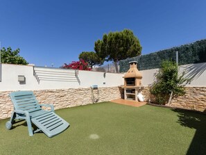 Ciel, Propriété, Plante, Bâtiment, Arbre, Ombre, Lot Terre, Herbe, Sol, Mobilier De Jardin