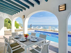 L'Eau, Propriété, Meubles, Ciel, Bâtiment, Table, Bleu, Bleu Azur, Design Intérieur, Ombre