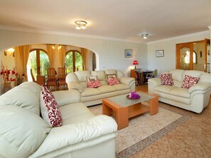 Couch, Möbel, Eigentum, Tabelle, Bilderrahmen, Komfort, Interior Design, Beleuchtung, Dekoration, Lampe