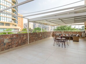 Bâtiment, Ciel, Plante, Table, Bois, Mobilier De Jardin, Ombre, Pot De Fleur, Sol, Sol