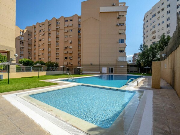 Bâtiment, L'Eau, Plante, Ciel, Jour, Propriété, Fenêtre, Bleu Azur, Piscine, Ombre
