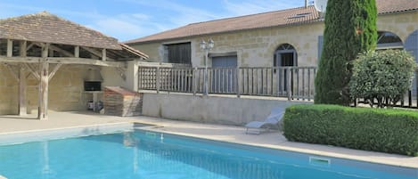 Agua, Nube, Cielo, Planta, Edificio, Propiedad, Ventana, Piscina, Azur, Árbol