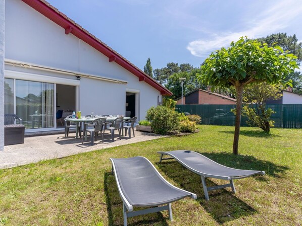 Plante, Ciel, Propriété, Nuage, Bâtiment, Ombre, Fenêtre, Mobilier De Jardin, Architecture, Arbre