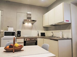 Countertop, Cabinetry, Eigentum, Küchengerät, Küche, Herd, Sinken, Haushaltsgerät, Interior Design, Holz