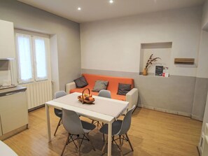 Möbel, Tabelle, Stuhl, Gebäude, Cabinetry, Fenster, Holz, Wohnzimmer, Fussboden, Flooring