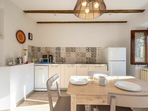 Möbel, Cabinetry, Tabelle, Holz, Bilderrahmen, Interior Design, Beleuchtung, Küche, Fussboden, Flooring