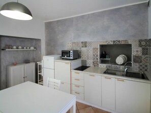 Cabinetry, Countertop, Gebäude, Möbel, Eigentum, Herd, Küchengerät, Haushaltsgerät, Küche, Schublade