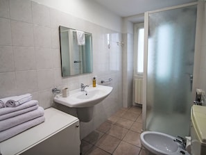 Miroir, Robinet, Luminaire Plomberie, Évier, Lavabo, Propriété, Salle De Bains, Violet, Noir, Bâtiment