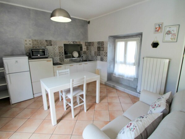 Cabinetry, Countertop, Interior Design, Holz, Tabelle, Fussboden, Flooring, Haus, Wohnzimmer