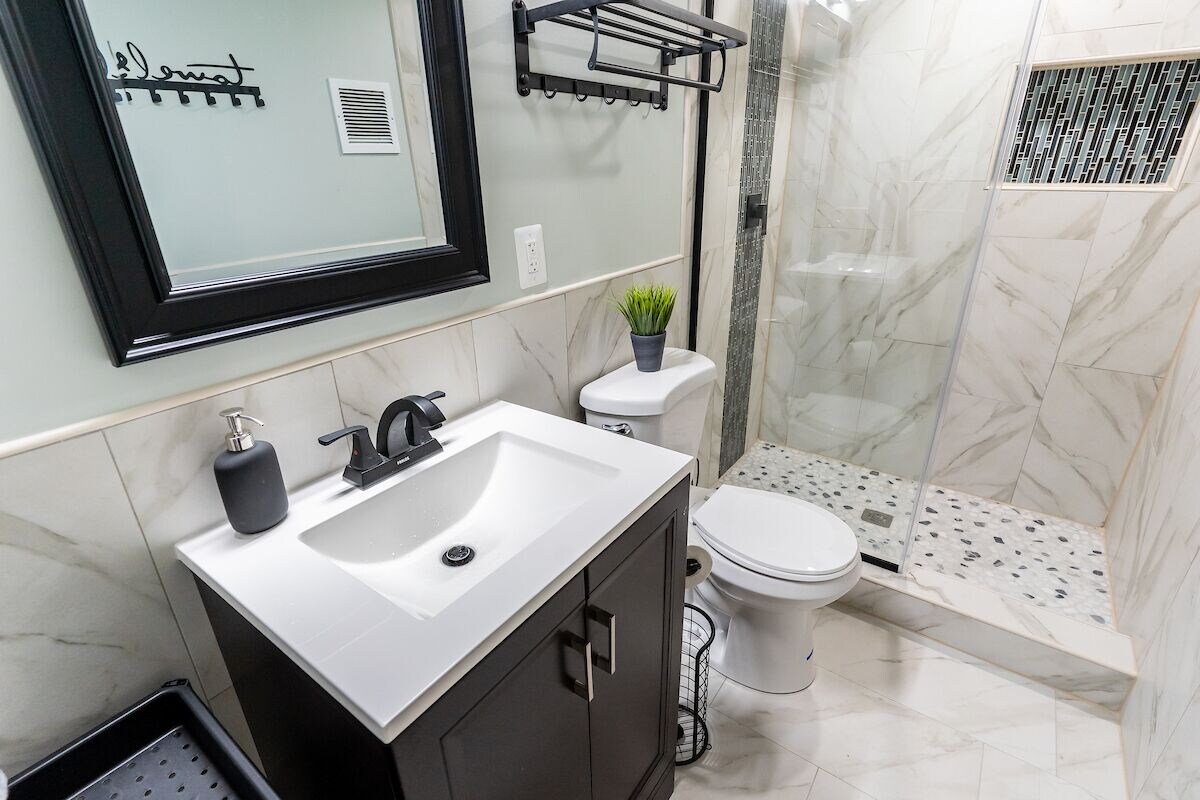 Luxury spacious charming DC row house + free parking