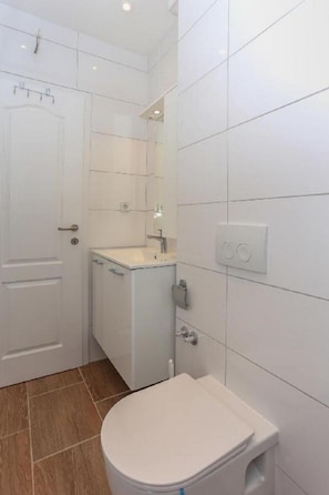 SA3 -1. kat desno (2+1): Badezimmer mit Toilette