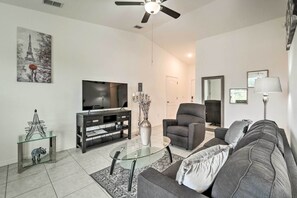 Living Room | Central A/C & Heat | Free WiFi | Smart TV w/ Cable