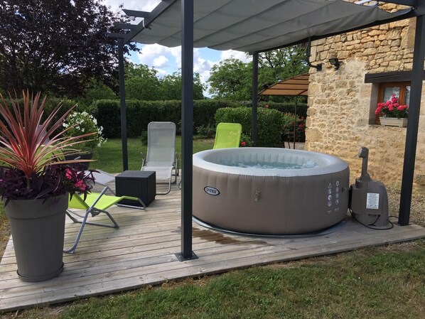 Outdoor spa tub