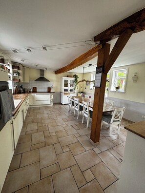 Die großzügige, urgemütliche Wohnküche… / The spacious and cozy kitchen…